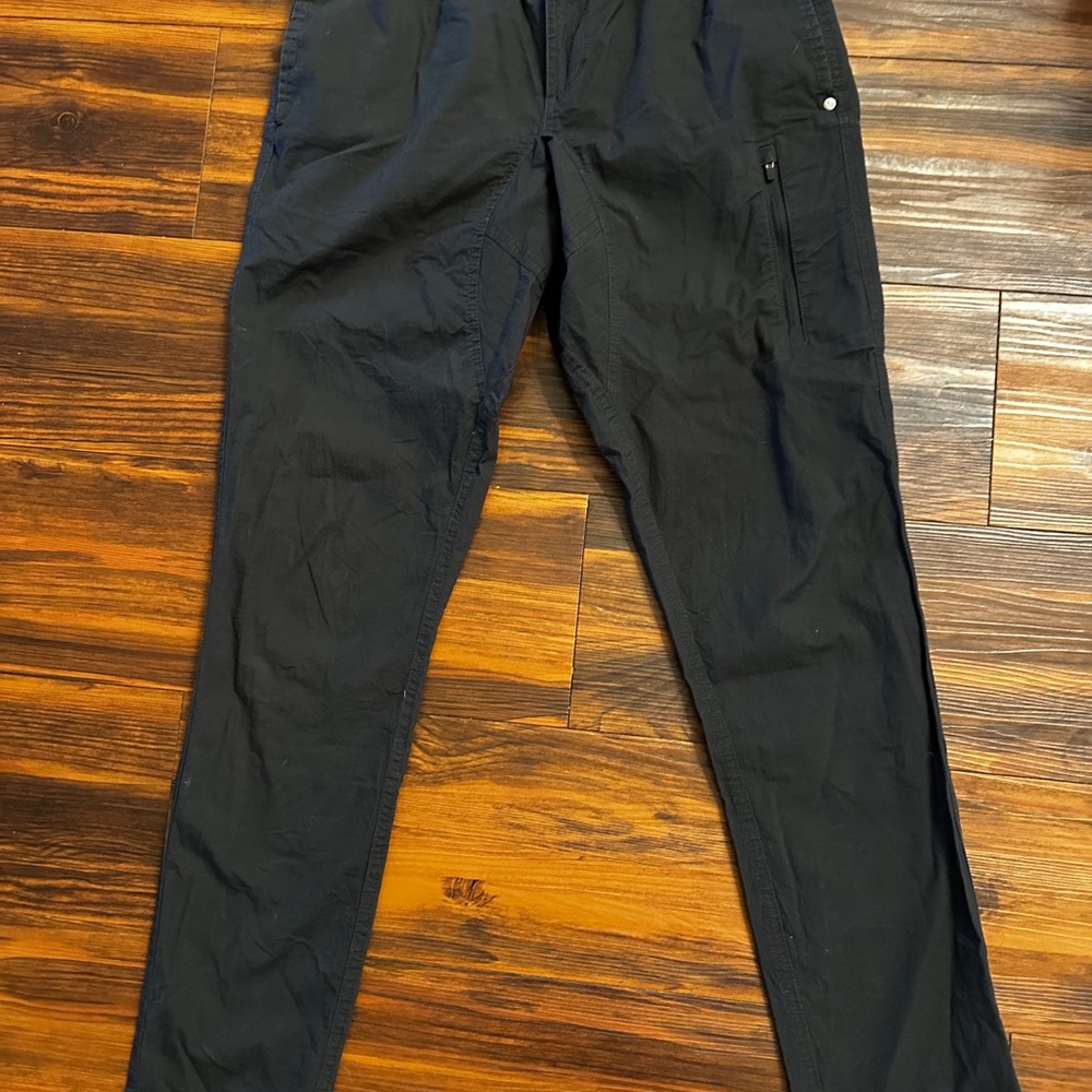 Vuori Men's Dark Cargo Pants